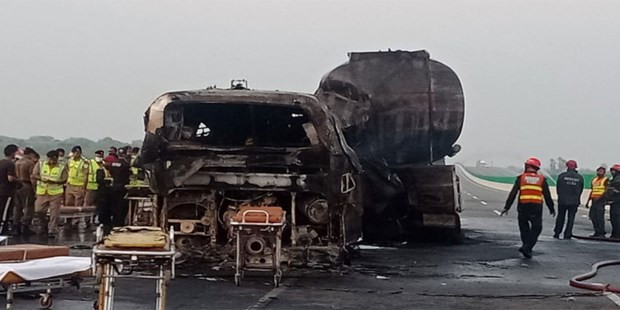 Pakistan: Xe buýt va chạm với xe bồn chở dầu, ít nhất 20 người thiệt mạng
